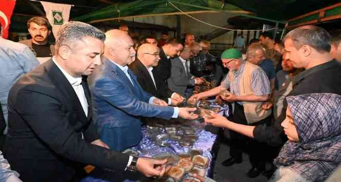 Başkan Kara, vatandaşlara helva ikram etti