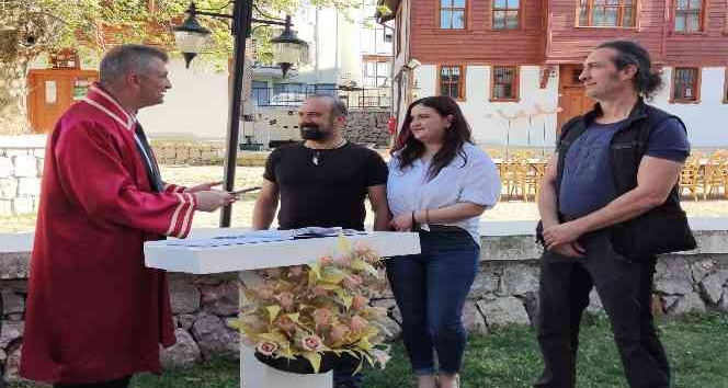 Kıraç’ın şahitliğini yaptığı devlet sanatçısı Gölcük’te dünya evine girdi