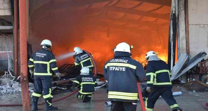 Kırklareli’nde mobilya fabrikasındaki yangın diğer işyerlerine sıçradı