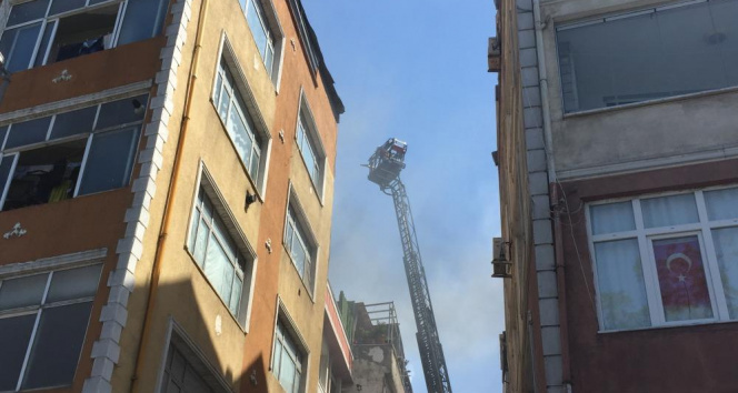 Bayrampaşada bir binanın çatı katı yangında küle döndü