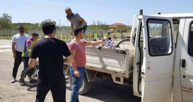Edirne’de bisiklet yarışında yorgun düşenler ambulans ve kamyonetle geri getirildi