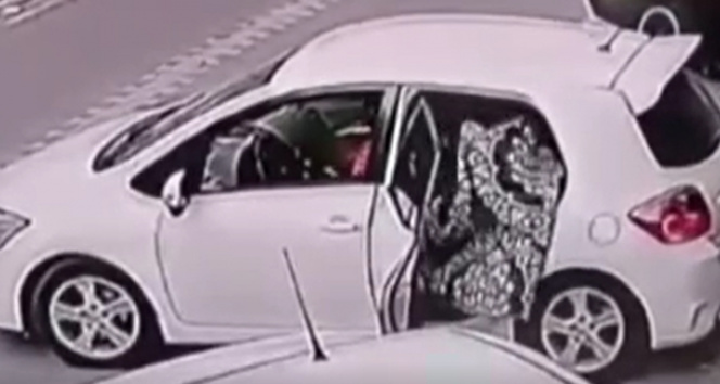 Esenyurtta bir kadının sokağa astığı halısı, arabalı iki hırsız tarafından böyle çalındı