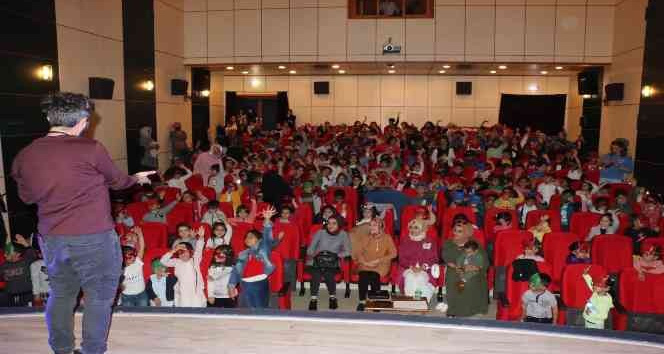 Hizan’da çocuklar tiyatro ile buluştu