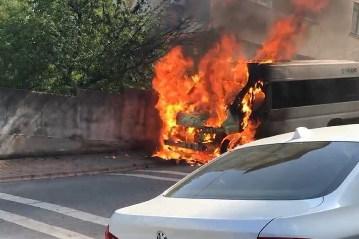 Ümraniye'de park halindeki servis minibüsü alev alev yandı