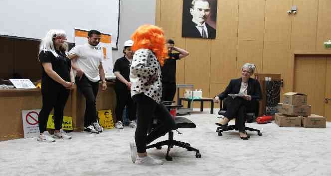 Bu oyun bilinçlendirirken güldürdü