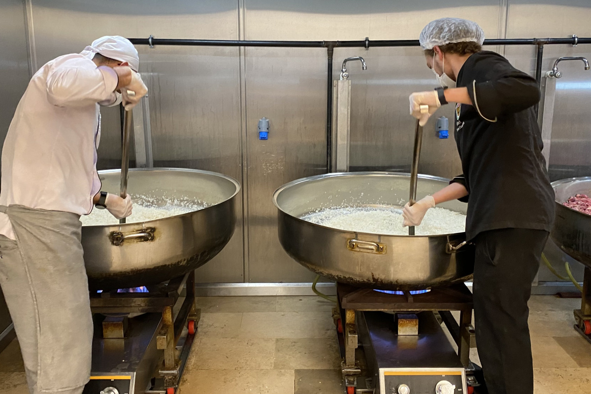 Eyüp İmareti’nde her gün 3 bin 600 kişiye sıcak yemek dağıtımı