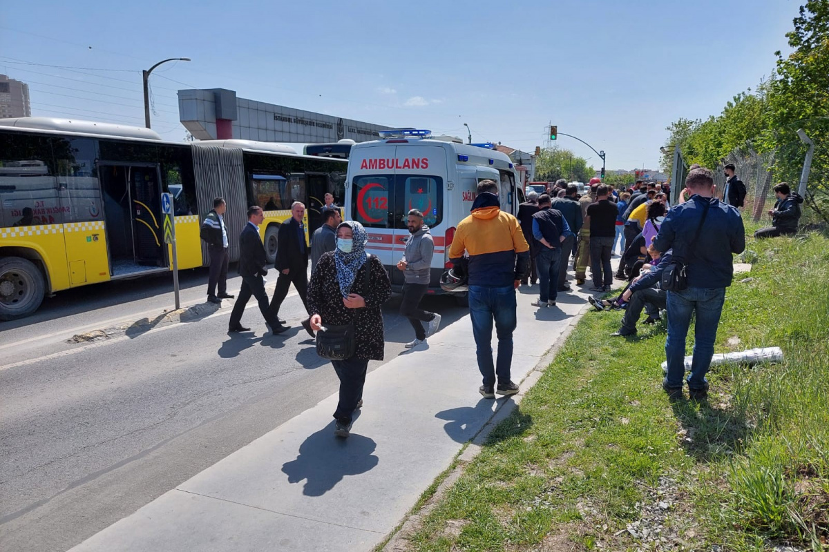 İkitelli’de İETT otobüsünün karıştığı zincirleme trafik kazasında bazı yolcular yaralandı