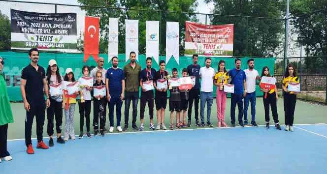 Kort tenisi şampiyonasında büyük başarı