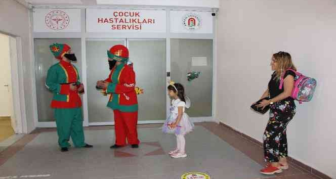 Hastanede çocuklara Hacivat-Karagöz’lü bayram sürprizi