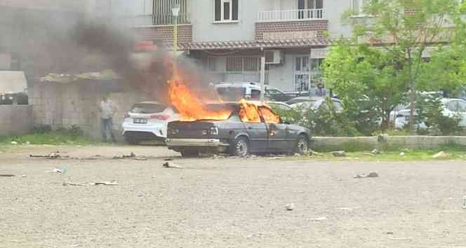 Siirt’te park halindeki bir otomobil yandı
