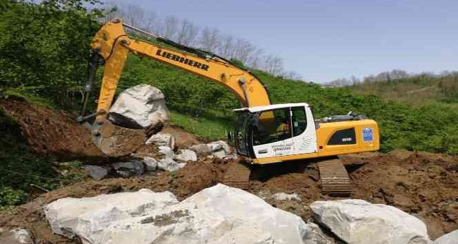 Başkan Kibar: “Heyelan sonrası kapanan yollarımızı açıyoruz”