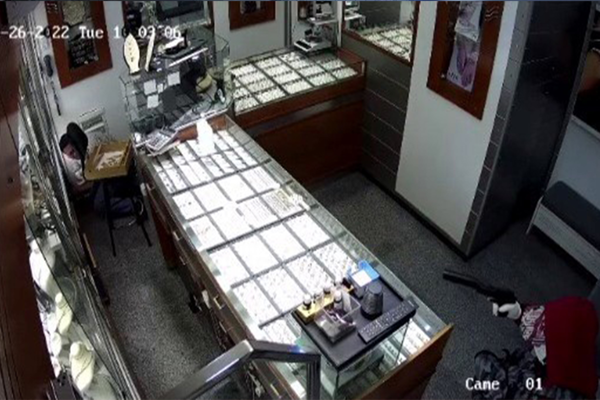 Tuzla’da soyulan kuyumcunun silahla vurulduğu an güvenlik kamerasına yansıdı