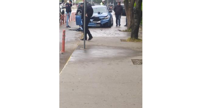 Lüks otomobil önce kaldırıma çıktı, sonra ağaca çarptı
