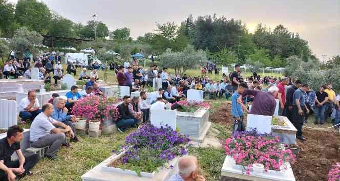 Öldürülen anne ve oğlu yan yana toprağa verildi