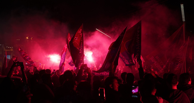 Trabzonsporlu taraftarların Taksimde bökelik coşkusu