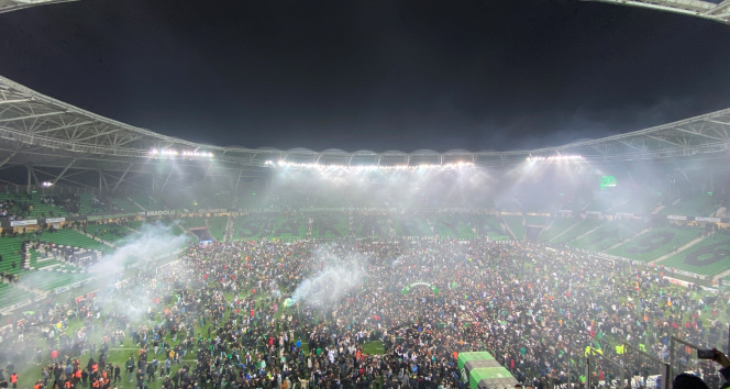 Sakaryasporda tepik bayram; şampiyonluk kupası kalktı 10 binler sahaya indi