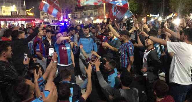 Erzincanlılar Trabzonspor’un şampiyonluğunu coşkuyla kutladı