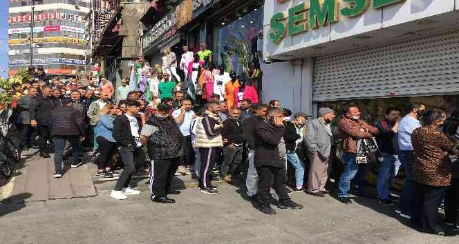 Şirinevler’de bayram öncesi metrelerce "ucuz" baklava kuyruğu