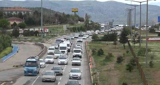 43 ilin geçiş güzergahındaki Kırıkkale’de trafik yoğunluğu