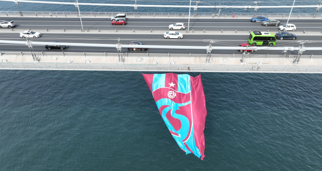 15 Temmuz Şehitler Köprüsüne asılan Trabzonspor bayrağı havadan görüntülendi