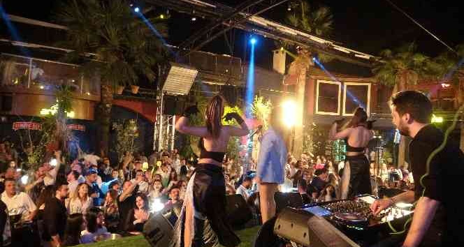 Club Areena’da yaz konserleri Hande Ünsal ile başladı