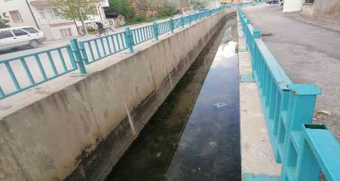 Kütahya’daki sulama kanalı temizlendi