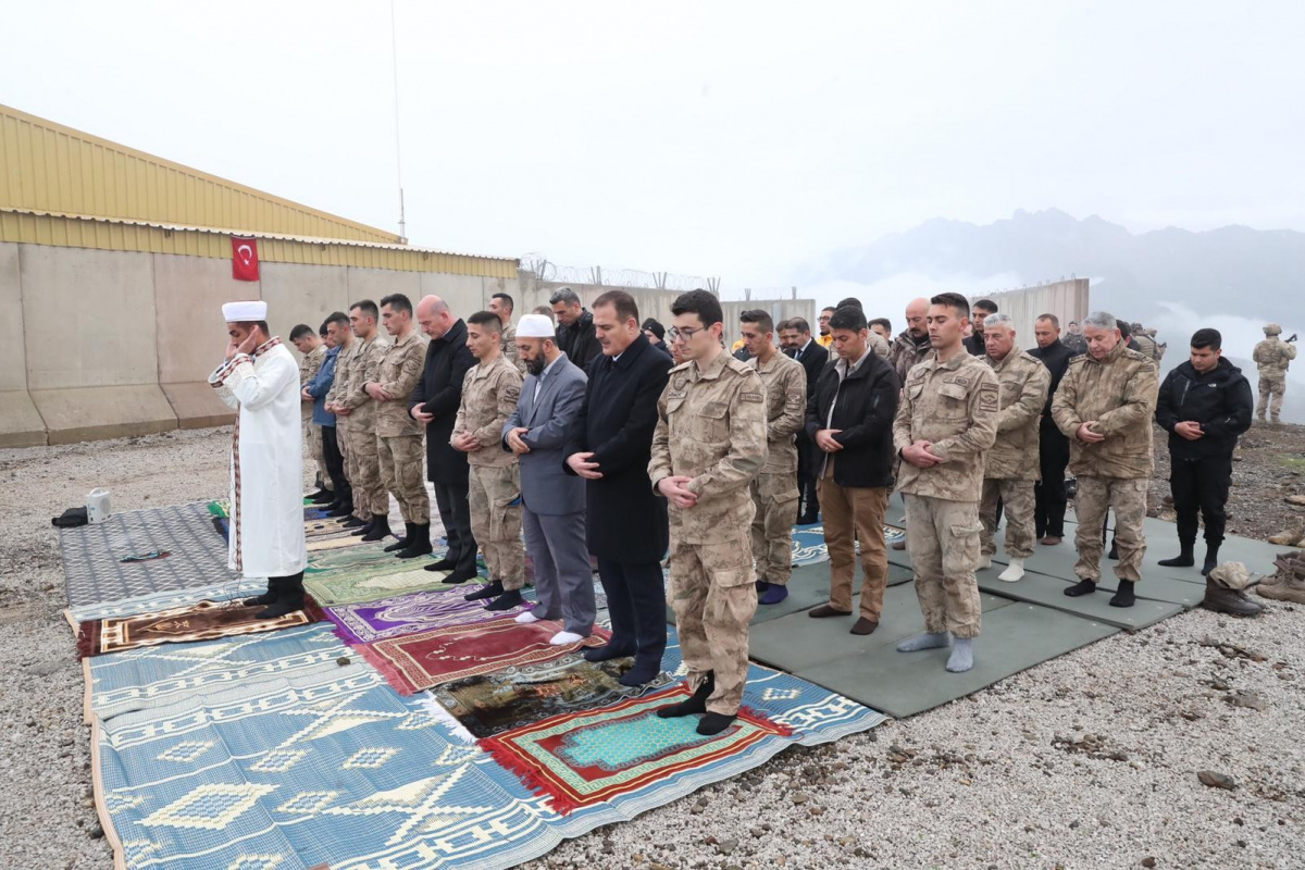 Bakan Soylu bayram namazını Mehmetçikle kıldı