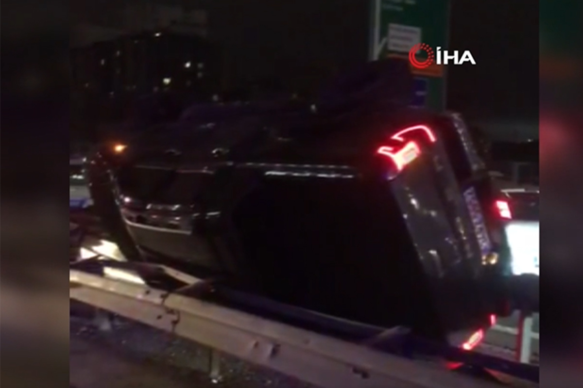 TEM Otoyolu’nda 'makas' kazasında pikap takla attı: 4 yaralı