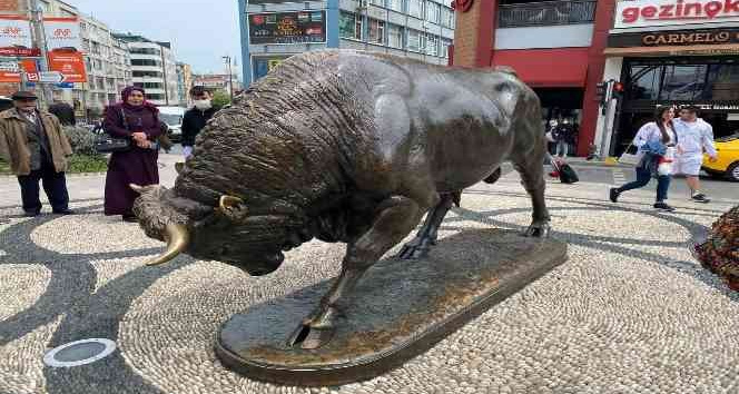 Kadıköy’de restorasyonu tamamlanan boğa heykeli açıldı
