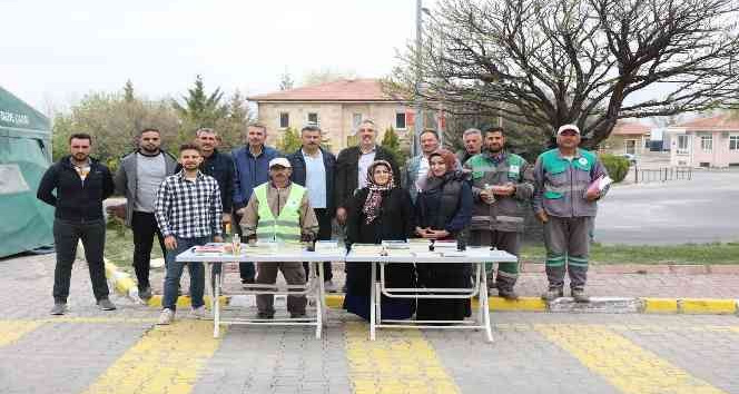 Nevşehir’de Mezarlıklara gelen vatandaşlara Yasin-İ Şerif dağıtıldı