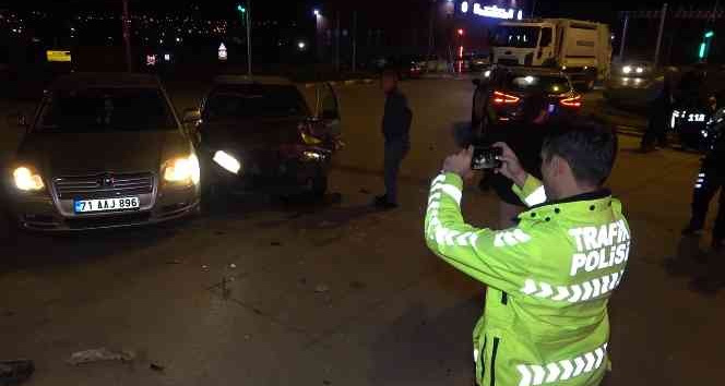 Aynı kavşakta peş peşe kaza: Kırmızı ışıktan geçen alkollü sürücü araçlara daldı