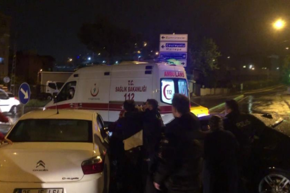 Maltepe'de, 1 kişinin yaralandığı kaza sonrası sürücülerin kavgası kamerada