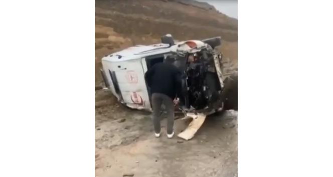 Hasta taşıyan ambulans yan yattı: 5 yaralı