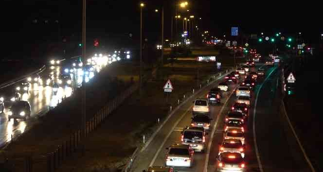 Tatilciler erken dönüşe geçti: ’Kilit kavşak’ Kırıkkale’de trafik yoğunluğu