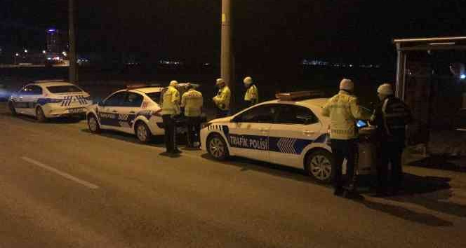Edirne’de motosiklet üzerinde uzanarak, kasksız yarışan 2 kişi polisten kaçamadı