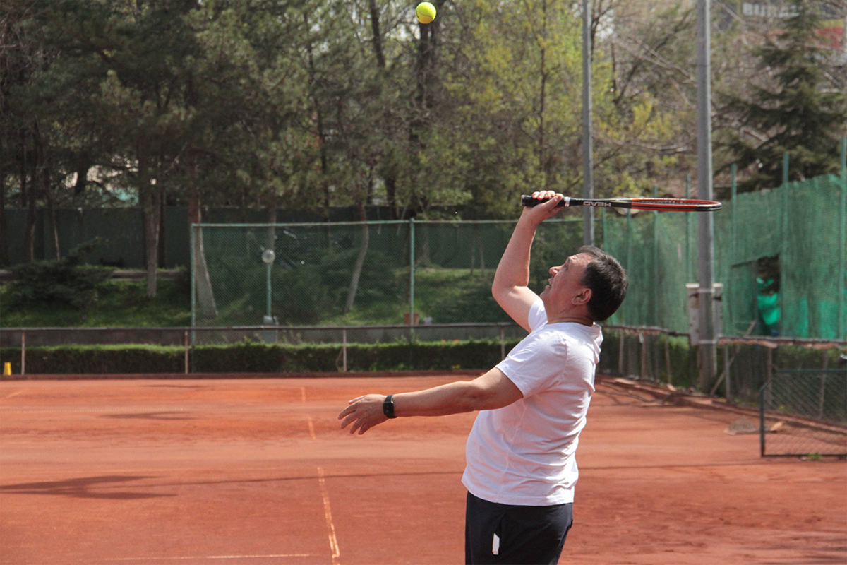 Kırgız Büyükelçi&#039;den genç sporculara taş çıkartan tenis performansı