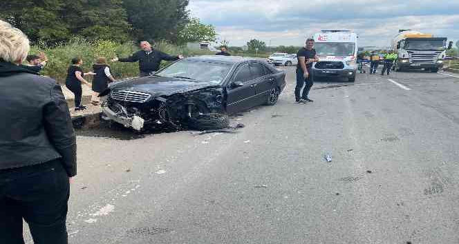 İki otomobil kavşakta çarpıştı: 4 yaralı