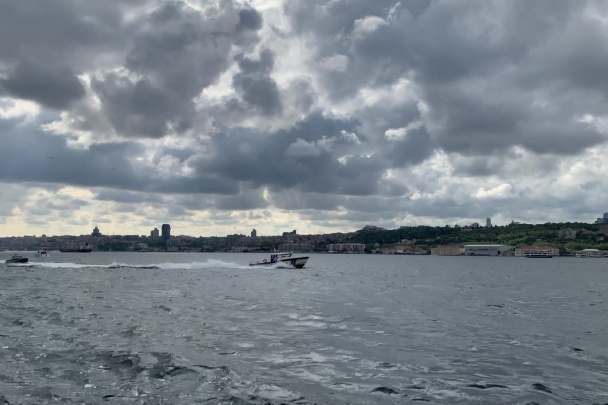 Üsküdar'da fotoğraf çekerken denize düşen genç akıntıda kayboldu