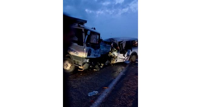 Kamyonet ile hafif ticari araç çarpıştı: 1 ölü, 4 yaralı