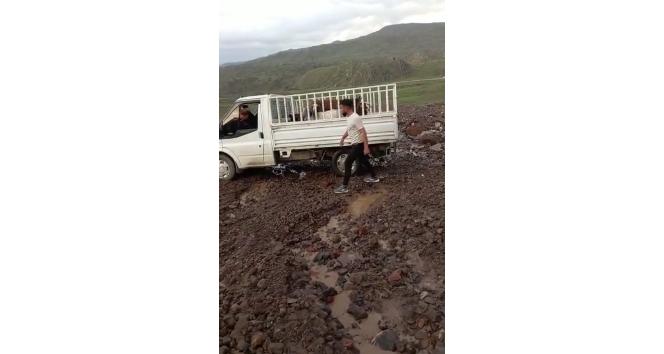 Iğdır’da sağanak sele neden oldu, köy yolu ulaşıma kapandı