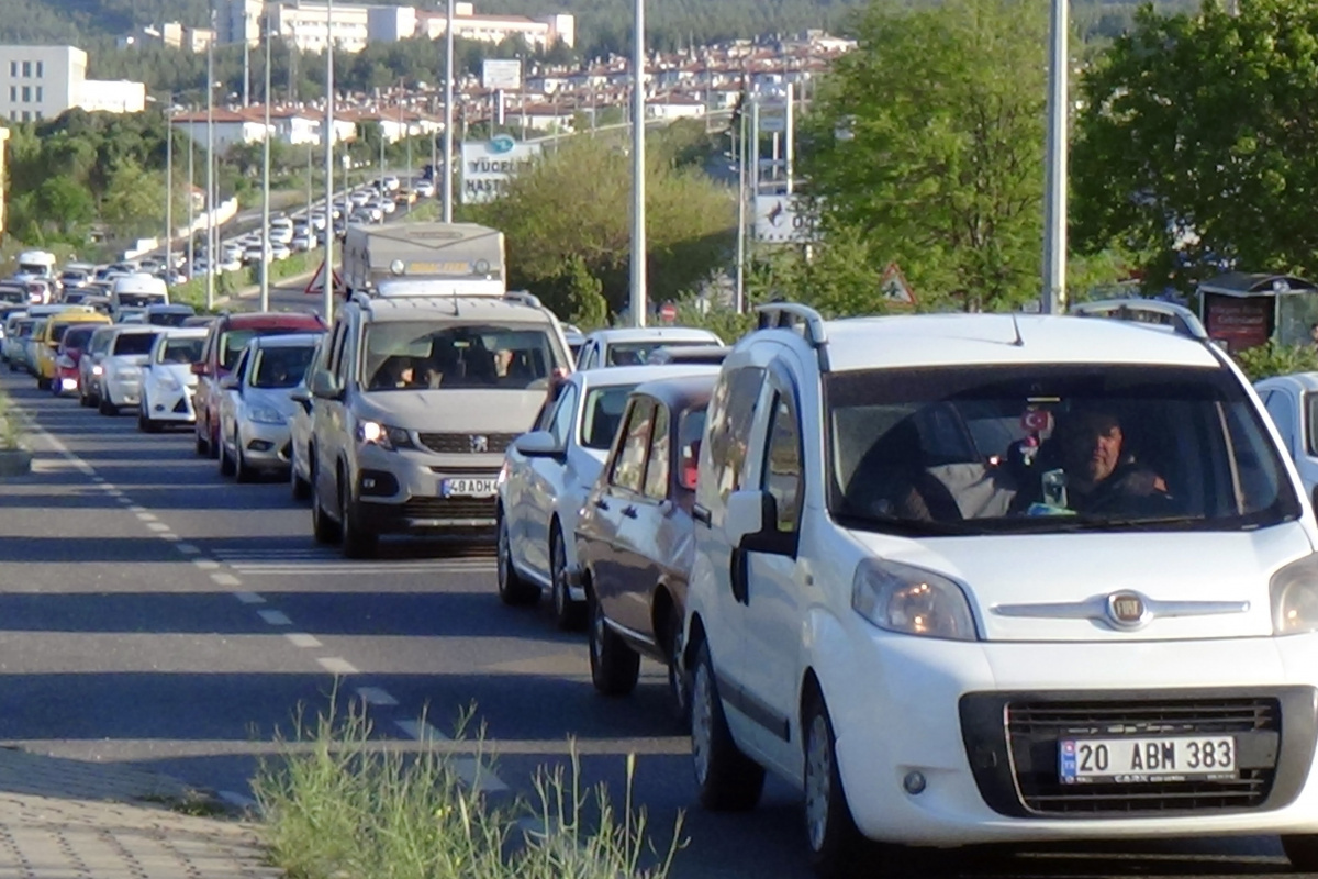 Tatilcilerin dönüş kuyruğu