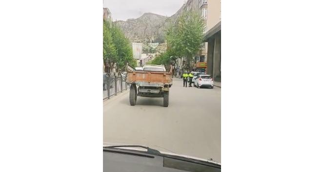 Traktör römorku takılı minibüsün tehlikeli yolculuğu kamerada