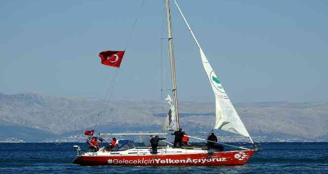 Gelecek için Hopa’dan yelken açan tekne Çeşme’de karşılandı