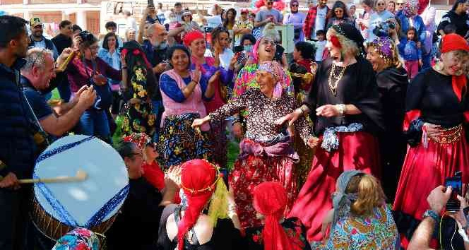 On binlerce kişinin katıldığı Kakava Hıdırellez Şenlikleri renkli görüntülerle başladı