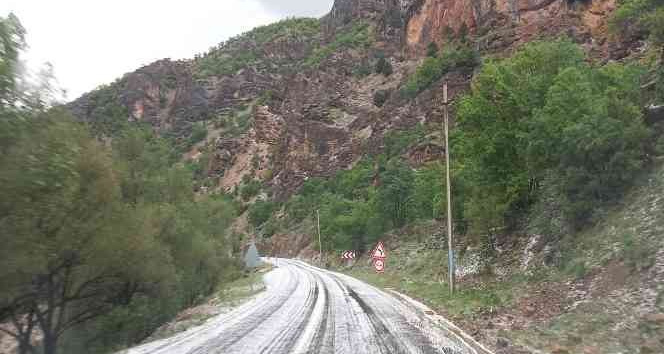 Dolu, Tunceli-Erzincan karayolunu beyaza bürürdü