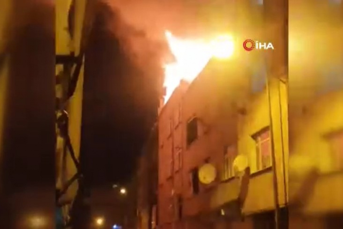 Bağcılar’da 4 katlı binanın çatısı alev alev yandı