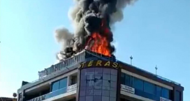 Hatayda alışveriş merkezinin teras katındaki kafede korkutan yangın