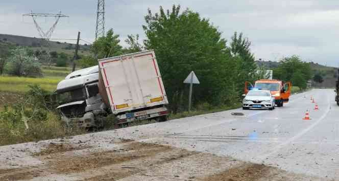 Refüje çarpan tır yoldan çıktı: 1 yaralı