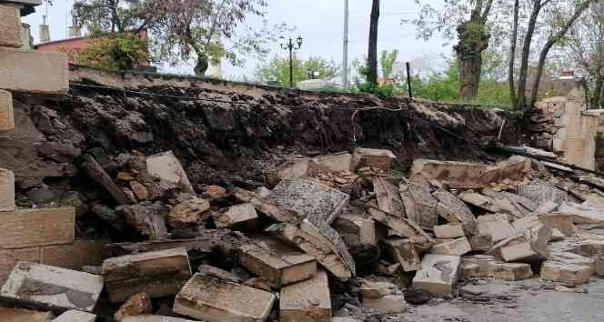 Elazığ’da şiddetli yağış nedeniyle istinat duvarı çöktü