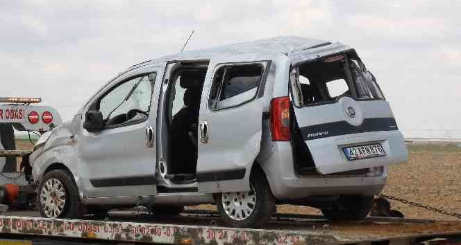 Karaman’da hafif ticari araç takla attı: 3 yaralı
